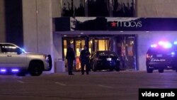 El auto del sospechoso fue estrellado contra una de las entradas de una tienda del mall.