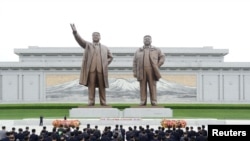 지난달 26일 북한 관영 조선중앙통신이 공개한 사진. 군인, 노동자, 청년, 학생들이 북한 평양에 있는 김일성, 김정일 전 북한 지도자 동상에 헌화하고 있다.
