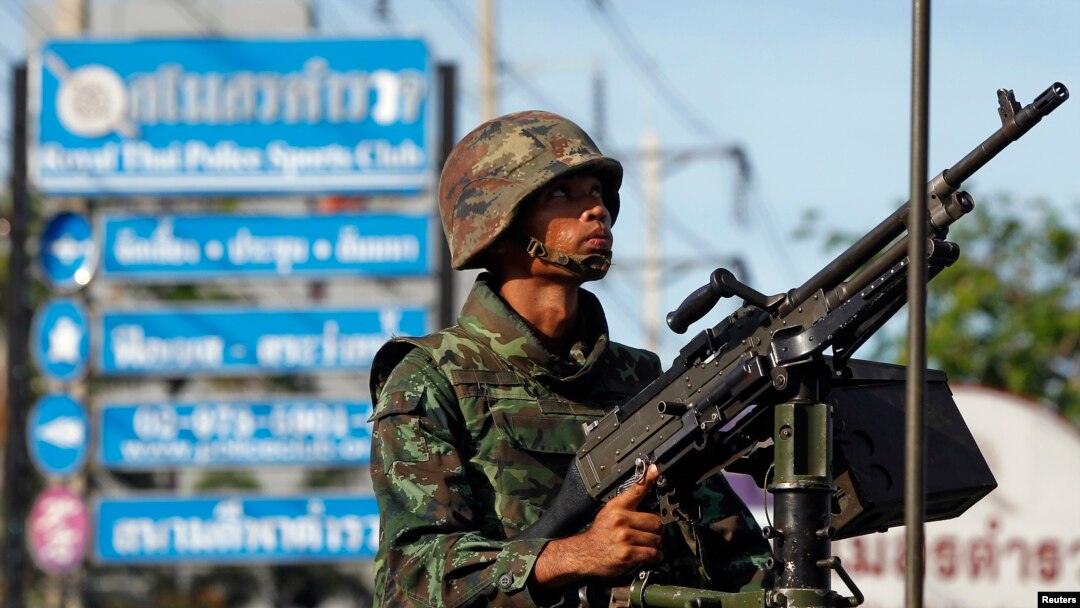 Seorang tentara Thailand memegang senjata mesin di tengah kota Bangkok (20/5). (Reuters/Chaiwat Subprasom)