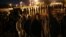 Warga harus antri untuk memberikan suara sementara hari menjelang malam di Johannesburg, Afrika Selatan, Rabu (8/5).