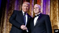 President-terpilih Donald Trump (kiri) bersama Wapres terpilih Mike Pence dalam acara di Washington DC, Selasa (17/1).