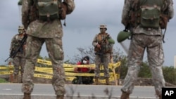 Soldados peruanos en un puesto de control, en Tumbes, Perú, el viernes 29 de enero de 2021.