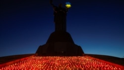 1.000 lilin terlihat di depan monumen &#39;Tanah Air&#39; selama upacara peringatan 1.000 hari serangan skala penuh Rusia terhadap Ukraina, di ibu kota Kyiv, Ukraina. (Reuters)&nbsp;