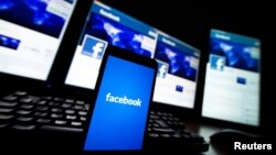 El modo de carga de la aplicación Facebook en la pantalla de un teléfono móvil. Reuters.