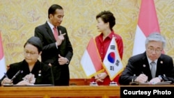 Presiden Joko Widodo dan Presiden Republik Korea Park Geun-hye menyaksikan penandatangaan kerjasama menteri luar negeri kedua negara di Seoul (16/5). (Foto: Biro Pers Kepresidenan)