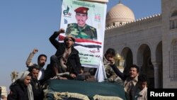 Pobunjenici nose kovčeg sa telom vođe Huta ubijenog u američkim napadima, 17. januar 2024. (REUTERS/Khaled Abdullah)
