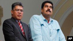 El presidente de Venezuela, Nicolás Maduro, junto a su canciller, Elías Jaua, en un balcón de la Cancillería.