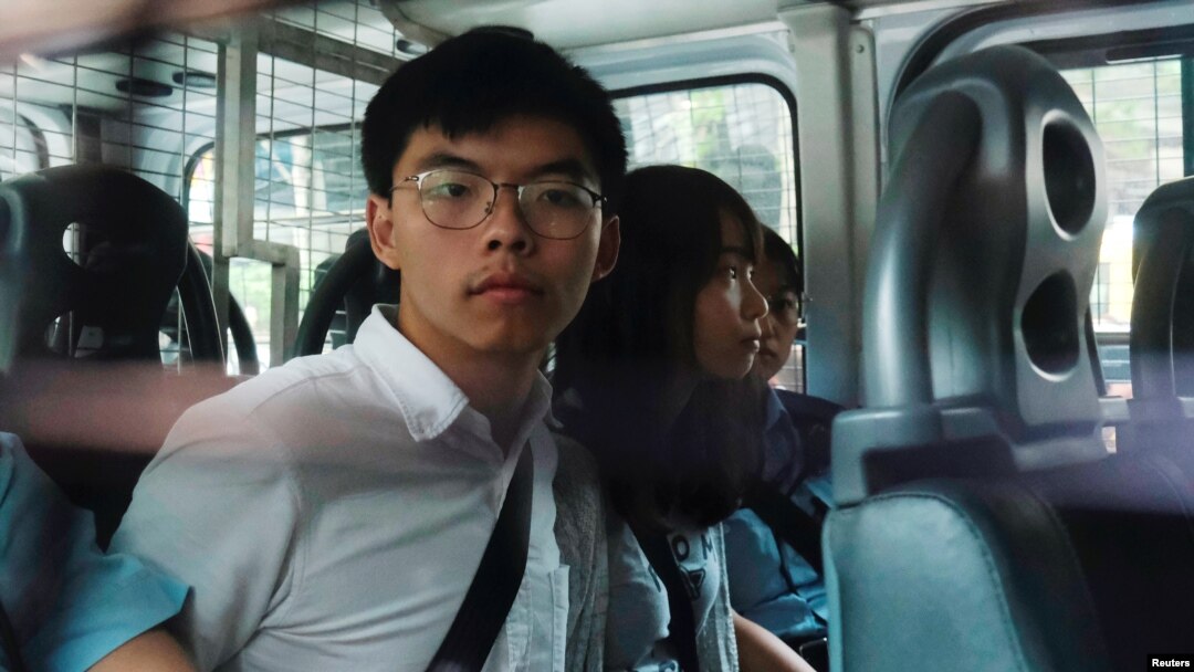 Aktivis pro-demokrasi Joshua Wong tiba di pengadilan di Hong Kong, 30 Agustus 2019. 