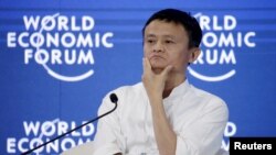 ប្រធាន​ប្រតិបត្តិ​នៃ​ក្រុមហ៊ុន​ Alibaba លោក Jack Ma ពេល​ចូល​រួម​ក្នុង​សន្និសីទ​របស់​វេទីកាសេដ្ឋកិច្ច​ពិភពលោក លើ​ប្រធានបទ «ការកំណត់​អានាគត​ដោយ​សេដ្ឋកិច្ច​នៃ​វិស័យអ៊ីនធឺណិត» នៅ​ទីក្រុង​កំពង់ផែ​ប្រទេស​ចិន Dalian កាលពីខែកញ្ញា ឆ្នាំ២០១៥។