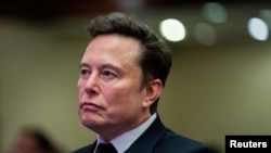 Mkurugenzi Mtendaji wa Tesla na mmiliki wa X Elon Musk akimsikiliza Rais Mteule wa Marekani Donald Trump kwenye hoteli ya Hyatt Regency mjini Washington, DC, Marekani Novemba 13, 2024. ALLISON ROBBERT/Pool kupitia REUTERS