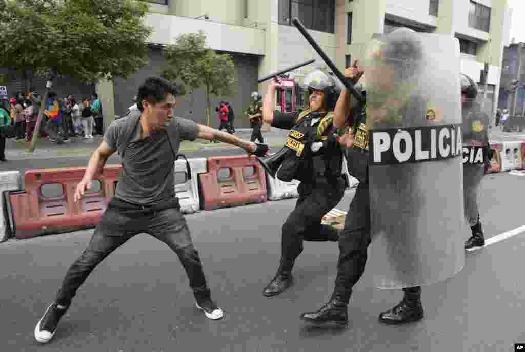 Un partidario del derrocado presidente Pedro Castillo se enfrenta a la policía antidisturbios durante una protesta en Lima, Perú, el jueves 8 de diciembre de 2022. (Foto AP/Fernando Vergara)