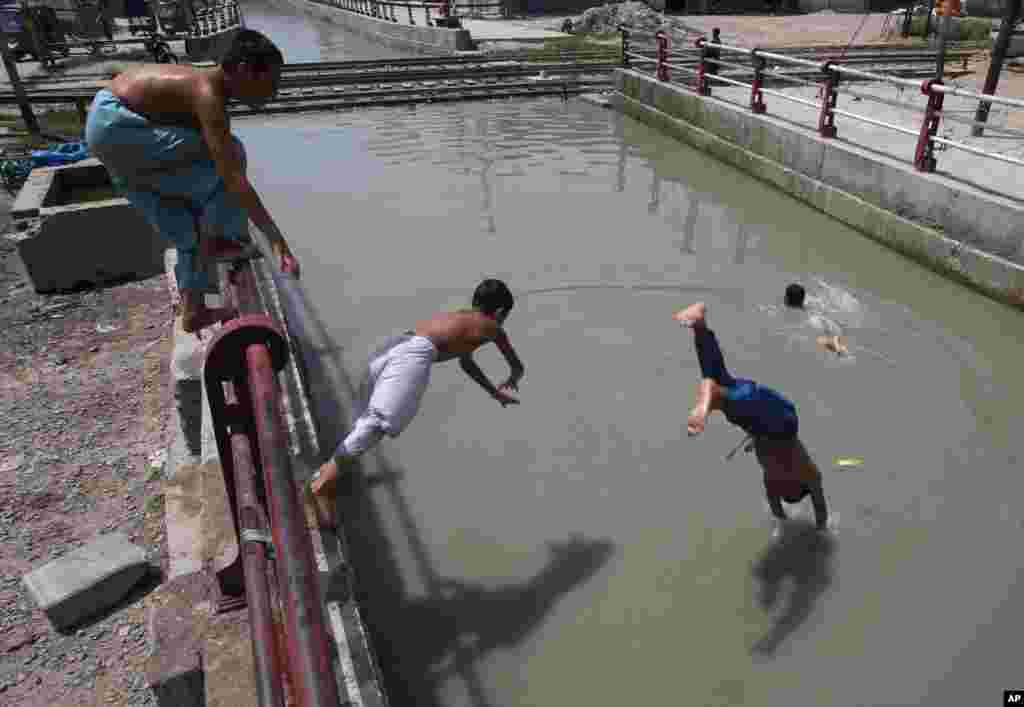 گروهی از نوجوانان در گرمای ۴۴ درجه‌ای پیشاور پاکستان، در این کانال آب شنا می‌کنند. 