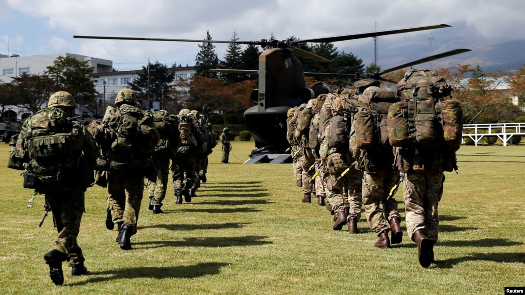 英国陆军士兵和日本陆上自卫队成员在日本的一个陆上自卫队训练营地举行首次联合军演。（2018年10月2日）