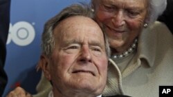 Cựu Tổng thống George H. W. Bush và phu nhân Barbara Bush