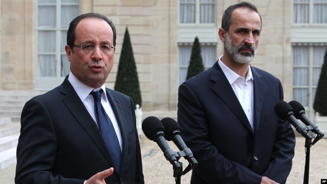 Ketua Koalisi Oposisi Nasional Suriah Mouaz al-Khatib (kanan) saat bertemu Presiden Perancis Francois Hollande. (Foto: Dok) 