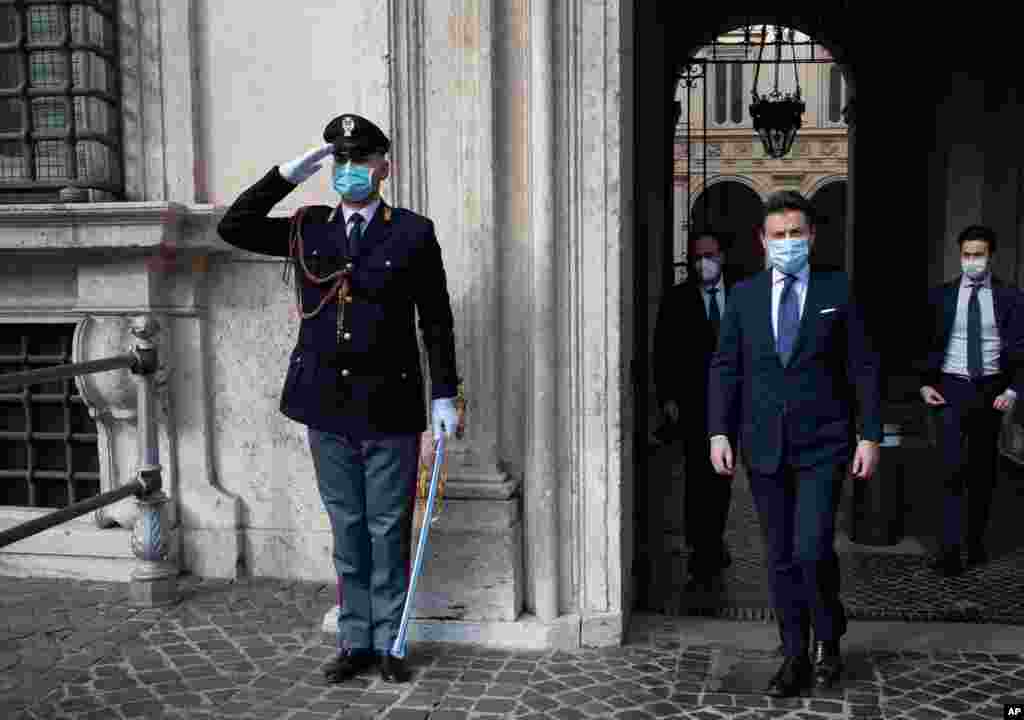 지난달 사임을 발표한 주세페 콘테 이탈리아 총리가 기자회견을 하기 위해 로마 치기궁에서 나오고 있다. 