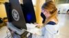 ARHIVA - Džun Harkrajder, koja je napunila 18 godina u martu, stavlja svoj glasački listić u skener dok po prvi put glasa na stranačkim izborima u gradu Njujorku, 14. juna 2021.