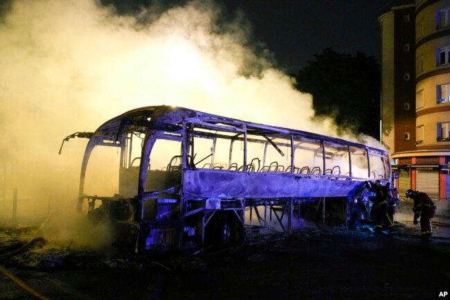 Göstericiler çok sayıda otobüsü ateşe verdiler.