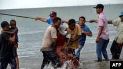 Al menos una mujer murió durante la travesía y su cuerpo fue arrojado por la borda, contaron a la agencia francesa de noticias AFP varios refugiados que desembarcaron en la isla de Sumatra.