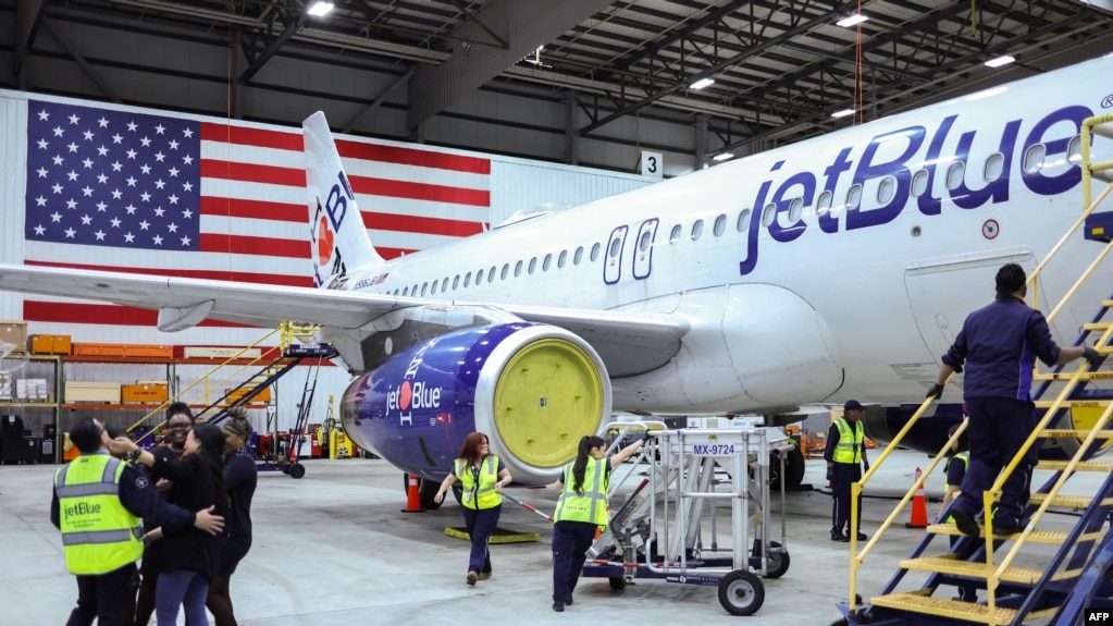 2024年3月4日，在职业探索周活动之前，捷蓝航空公司的员工在纽约肯尼迪国际机场的公司维修机库中的一架空客A320客机周围工作。(photo:VOA)