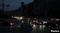 Київ під час відключення світла після атак Росії на енергетичну інфраструктуру України, 24 жовтня 2022. REUTERS/Gleb Garanich 