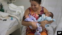 Severina Raimunda porte dans ses bars sa petite-fille, à gauche, née avec une microcéphalie et son frère jumeau, à Recife au Brésil, 3 février 2016. 