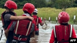 ARCHIVO - Personal de la Cruz Roja en Costa Rica rescata a personas afectadas por las lluvias torrenciales en Guanacaste, Costa Rica, el 8 de noviembre de 2024.on November 8, 2024. (ARCHIVO: AFP/Cruz Roja Costa Rica)