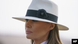 En esta foto del 6 de octubre de 2018, la primera dama Melania Trump se detiene mientras habla con los medios de comunicación durante una visita al sitio histórico de las pirámides de Giza cerca de El Cairo, Egipto.