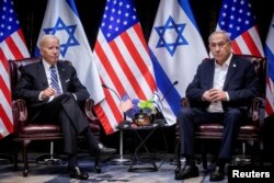 Presiden Joe Biden, kiri, berhenti sejenak saat pertemuan dengan Perdana Menteri Israel Benjamin Netanyahu, kanan, untuk membahas perang antara Israel dan Hamas, di Tel Aviv, Israel, Rabu, 18 Oktober 2023. (Miriam Alster via REUTERS)