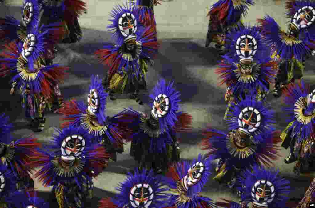 Desfile da Escola de Samba Vila Isabel no Carnaval do Rio, domingo à noite. O enredo prestou homenagem à cultura, história, fauna e flora de Angola.