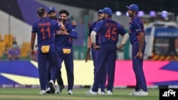 ভারত ও আফগানিস্তানের মধ্যে ক্রিকেট টি-টোয়েন্টি বিশ্বকাপ ম্যাচে ভারতের রবীন্দ্র জাদেজা আফগানিস্তানের করিম জানাতের ক্যাচ নেওয়ার পরে উদযাপন করছেন। ৩ নভেম্বর ২০২১। (ছবি-এপি/আয়াজ রাহি)