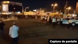 Captura de pantalla de un video publicado en las redes sociales que parece mostrar la respuesta de las autoridades a una protesta en la ciudad iraní de Izeh, en la provincia de Khuzestán, el 20 de julio de 2021. La VOA no ha podido verificar la imagen.