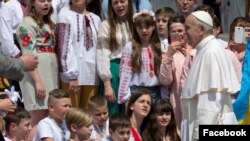 Le pape François avec des enfants ukrainiens, le 18 mai 2016.