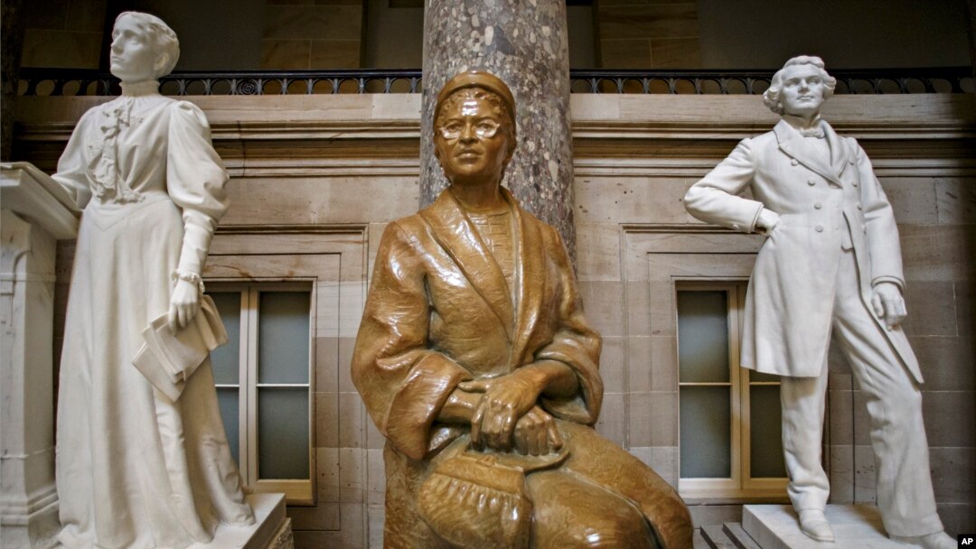 Patung aktivis hak-hak sipil Afrika-Amerika, Rosa Parks, terlihat di Statuary Hall di Capitol Hill di Washington, DC, 1 Desember 2014. (Foto: AP)