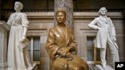 Patung aktivis hak-hak sipil Afrika-Amerika, Rosa Parks, terlihat di Statuary Hall di Capitol Hill di Washington, DC, 1 Desember 2014. (Foto: AP)