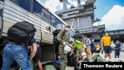 신종 코로나바이러스 사태와 관련해 괌에서 격리 상태에 있었던 미 항공모함 시어도어 루즈벨트호(USS Theodore Roosevelt) 승조원들이 다시 배에 오르고 있다.