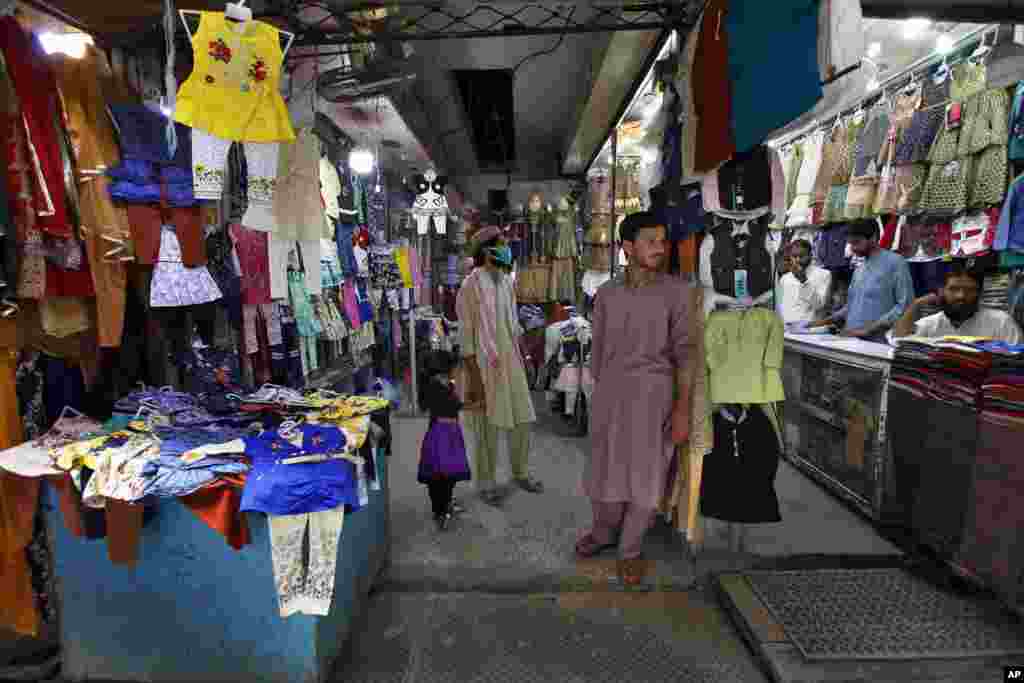 وفاقی حکومت کی جانب سے تاجروں کو صبح 6 بجے سے شام 5 بجے تک دکانیں کھولنے کی اجازت دی گئی ہے۔