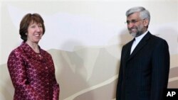 Pimpinan kebijakan luar negeri Uni Eropa, Catherine Ashton (kiri) dan Pimpinan delegasi nuklir Iran, Saeed Jalili berpose sebelum dimulainya pembicaraan di Almaty, Kazakhstan (5/4).