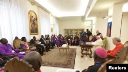 Papa Francis akihudhuria mkutano baada ya mkutano wa faragha wa kiroho wa siku mbili ambao ulihudhuriwa na viongozi wa Sudan Kusini leaders at the
Vatican, April 11, 2019. 