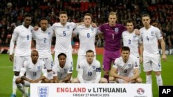 အင်္ဂလန်အသင်းကို မတ်လ ၂၇ ရက်နေ့က လစ်သူယေးနီးယား အသင်းနှင့် ယူရို ၂၀၁၆ ခြေစစ်ပွဲ မကစားမီ Wembley ဘောလုံးကွင်းတွင် တွေ့ရစဉ်။ (AP Photo/Matt Dunham)