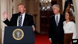 Donald Trump, Neil et Marie Louise Gorsuch, la Maison Blanche, le 31 janvier 2017. 