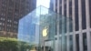 El famoso logotipo de la manzana mordida que representa al gigante Apple es visto en una céntrica avenida de Nueva York en julio de 2019.