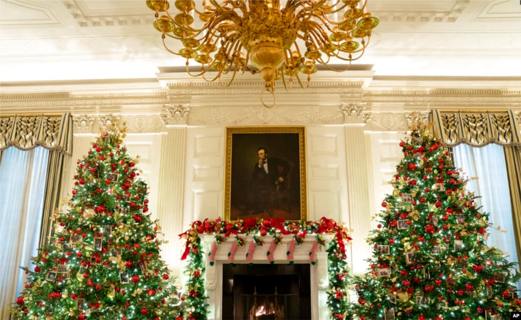 El Comedor de Estado de la Casa Blanca decorado para la temporada navideña durante una vista para la prensa con motivo de las decoraciones navideñas de la Casa Blanca, el 29 de noviembre de 2021.