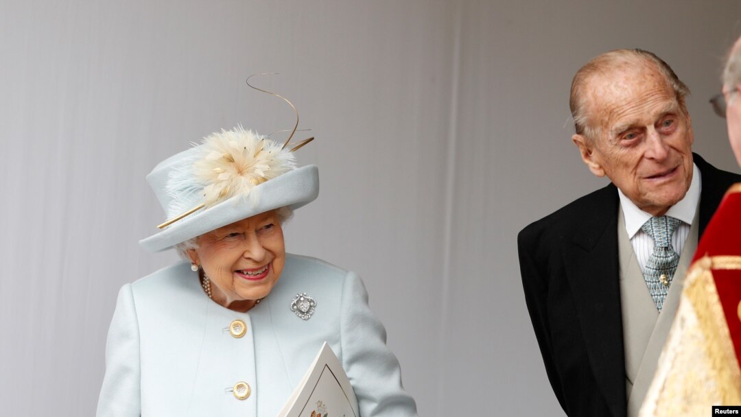 Ratu Inggris Elizabeth II dan Pangeran Philip menunggu kedatangan dengan kereta terbuka Putri Eugenie dari York dan Jack Brooksbank setelah pernikahan mereka di Kapel St George, Kastil Windsor, dekat London, Inggris, 12 Oktober 2018. (Foto: Reuters)