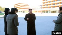 Pemimpin Korea Utara Kim Jong Un mengunjungi kamp anak-anak di Provinsi Kangwon, dalam foto yang dirilis Korean Central News Agency di Pyongyang, 7 December 2016.