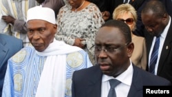 L’actuel président sénégalais Macky Sall, à droite, aux côtés de son prédécesseur Abdoulaye Wade à Dakar, Sénégal, 2 avril 2012.