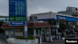 美国加利福尼亚州洛杉矶市中心的一家加油站显示2026年3月31日当日汽油价格。