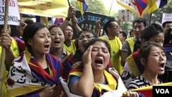 Warga Tibet di pengasingan melakukan protes di depan kantor PBB di New Delhi, India menuntut pengiriman tim pencari fakta PBB ke Tibet (6/3).