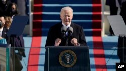 Presiden AS Joe Biden berpidato pada upacara pelantikannya di Gedung Capitol, Washington DC, Rabu (20/1).