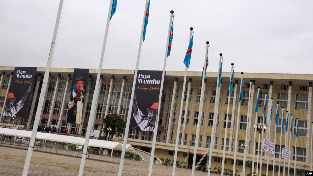 Bato baike na etando ya Palais du peuple, ndako ya parlement, na Kinshasa, RDC, 2 mai 2016.